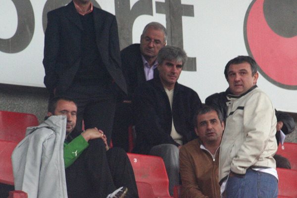 Танев разговаря с Емил Костадинов. Вляво е Станимир Стоилов, а зад тях са Радослав Здравков, Методи Томанов и Димитър Якимов.