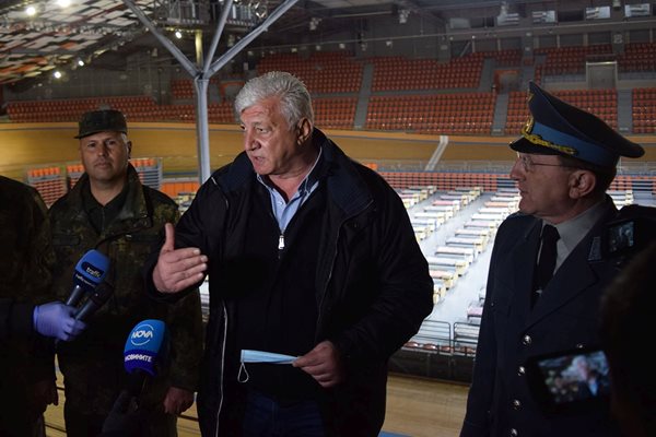 Ген. Явор Матеев, Здравко Димитров и полк. Гозманов показаха военнополевата болница в Колодрума. 