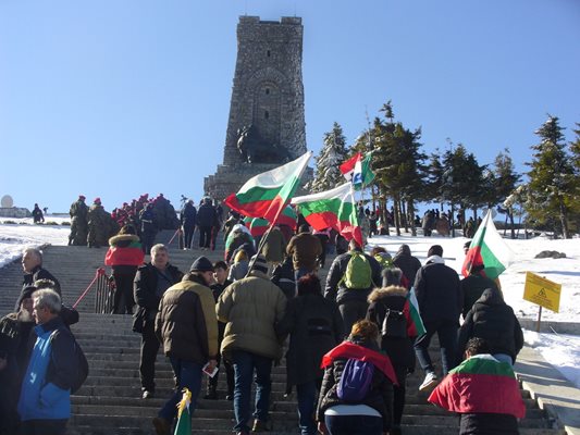 По традиция на Шипка навръх националния празник на България днес се изкачиха хиляди българи от двете страни на Балкана.
