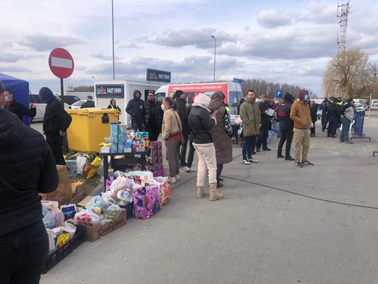 Доброволци чакат на граничния пункт на Исакча, за да дадат продукти от първа необходимост на бягащите от войната.