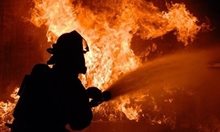 Голям пожар избухна в автосервиз в Бургас