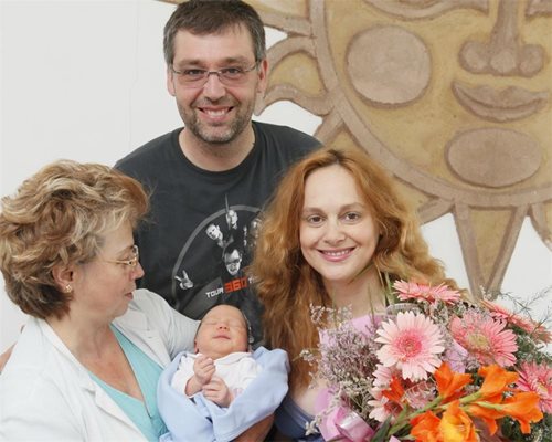 Най-хубавият момент в живота на актрисата е раждането на дъщеря Калина. Тук е на изписването с д-р Янакиева и с Виктор Божинов.