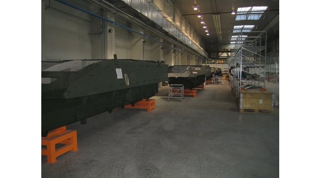 Така изглежда полският завод за бронирани машини, който са разглеждали нашите военни.