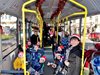 Приказни пътешествия с коледен автобус зарадваха стотици великотърновски деца