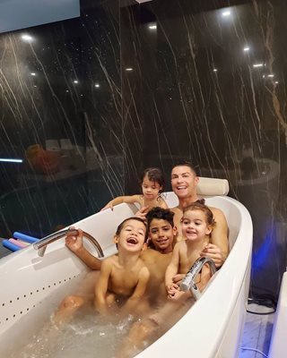 Роналдо и децата във ваната