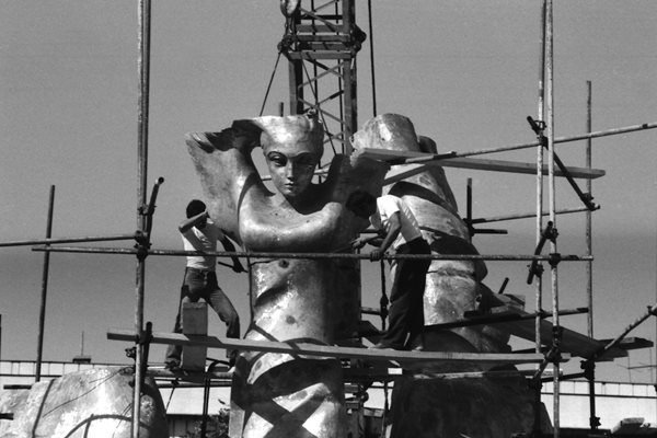Работници доизпипват монумента, малко преди да свалят скелето от него. Снимки: Владимир Янев