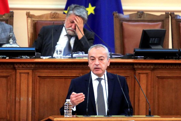 Часове изкара в парламента Гълъб Донев, а умореният Вежди Рашидов се хвана за главата от дългите дебати.