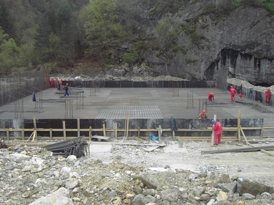 Пречиствателна станция за отпадни битови води в Смолян, която е част от ВиК проекта, е изградена само на 40%. 
СНИМКА: “24 ЧАСА