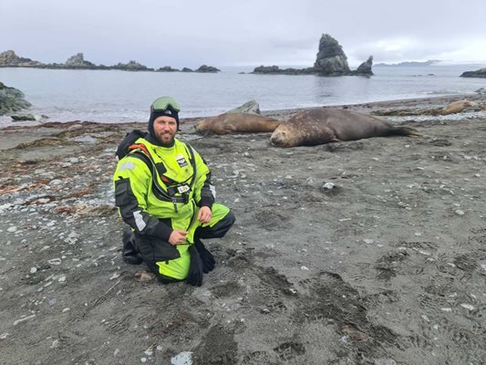 Чавдар Желев, началник отдел „Ловно стопанство“ в Югозападното държавно предприятие събра 120 проби от 15 места на Антарктида. СНИМКИ: ЮЗДП