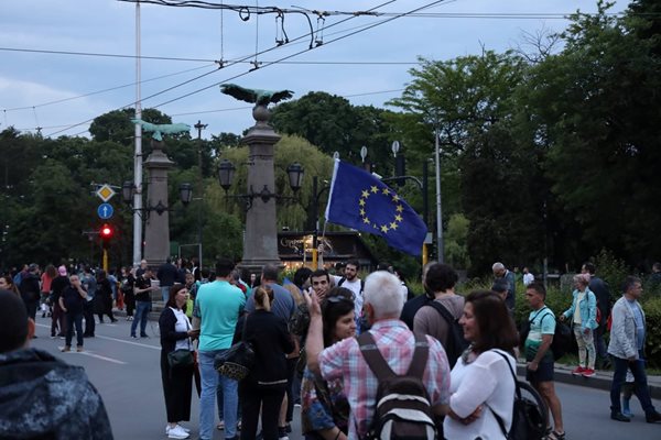 Протест срещу Радев се събра пред президентството, после блокира Орлов мост (Обновена, снимки)