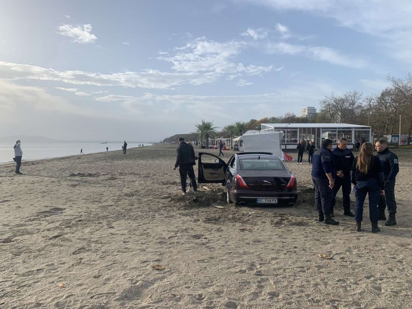 Глобиха жената, заседнала с кола на плаж в Бургас