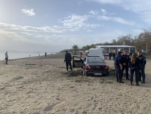 Глобиха жената, заседнала с кола на плаж в Бургас