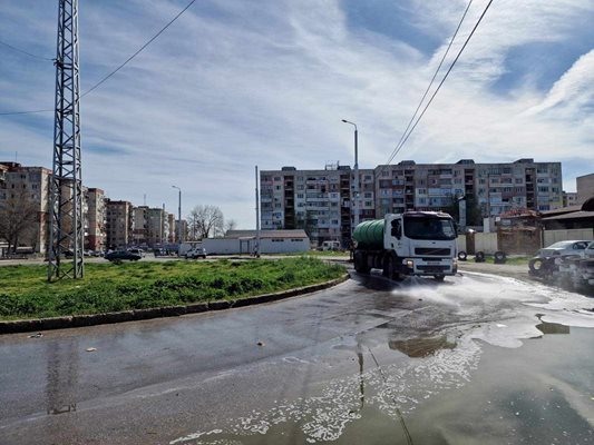 Изчистените улици в "Столипиново" се мият с шампоан.