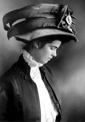 Екатерина Кукова носи шапка с пера от южноафрикански щраус.