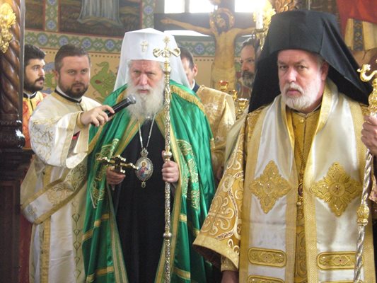 Българският патриарх Неофит благослови петте момченца, кръстени днес в катедралния храм на Стара Загора "Свети Николай".
