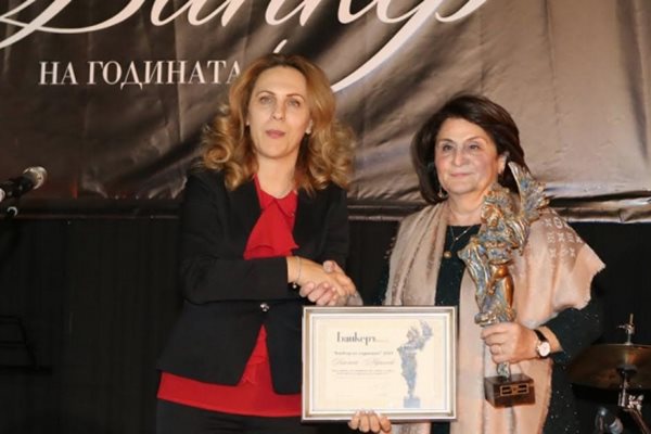Виолина Маринова получи наградата си от вицепремиерката Марияна Николова.