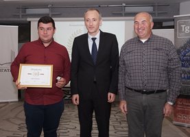 Ерен заедно с министъра на образованието Красимир Вълчев на церемонията “Отличниците на България” в края на октомври