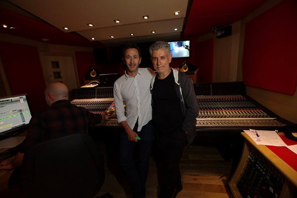  В прочутото студио Аби Роуд в Лондон заедно с
 продуцента Мат Лорънс, по време на записите с авторска музика  на Константин
 Цеков