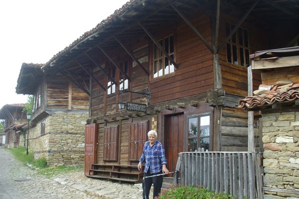 До последно кинооператорът Петър Момчев живееше в 300-годишната си родна къща в Жервна. В миналото в нея се помещавало килийното училище на селото. 
СНИМКА: Ваньо Стоилов