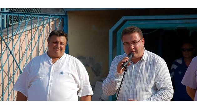 Георги Манзаров, бащата на Юли (вляво) и кметът на Свищов Генчо Генчев