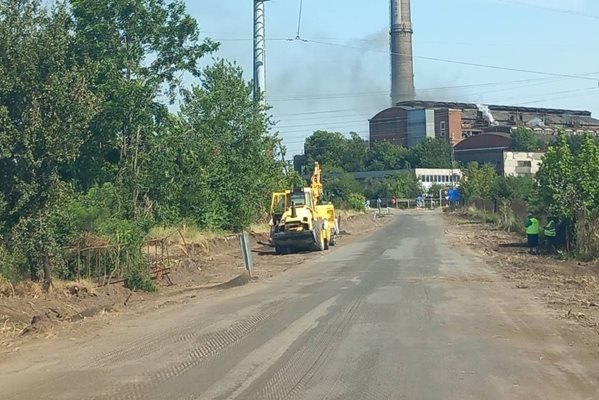 Ремонтът на пътя между гълъбовските села Мъдрец и Обучище вече тече с пълна сила.
Снимка: АПИ