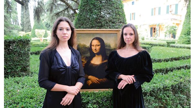 Наследниците на Мона Лиза позират с нейния портрет.