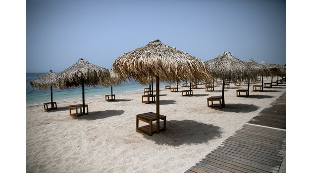 Гръцки курорти подготвят плажовете с чадъри, поставени на дистанция от над 1,5 м един от друг.