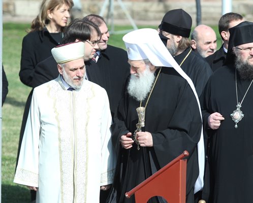 Предстоятелят на Българската православна църква заедно  с главния мюфтия на мюсюлманите в България Мустафа Алиш Хаджи.