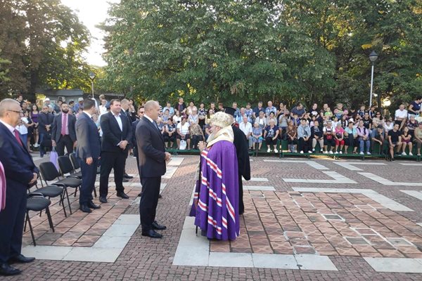 Румен Радев бе посрещнат от Великотърновския митрополит Григорий .