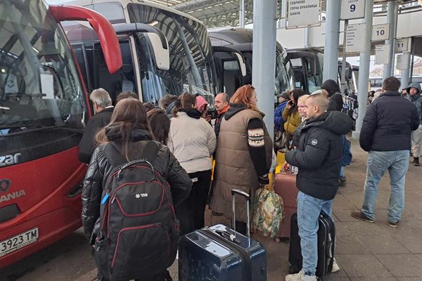 Софиянци тръгнаха към родните си места за празниците Снимка: Велислав Николов