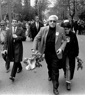 1 май 1990 г. Луканов отива на първомайска манифестация с дъщеря си Ани