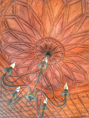 Резбованият таван в една от стаите вероятно е правен от майстор от Тревненската школа.