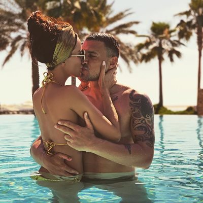 Божинов и Биляна разменят целувки в басейна