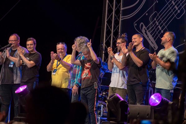 Музикантите от ФСБ приемат овациите на публиката след свой концерт.