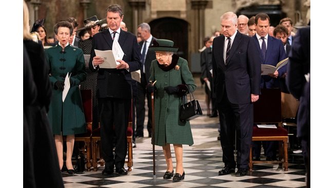 After covid Elizabeth II moved hard, with a cane went to her husband’s memorial service