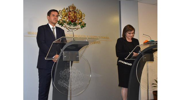 Министър Никола Стоянов в деня на приемане на поста от Корнелия Нинова