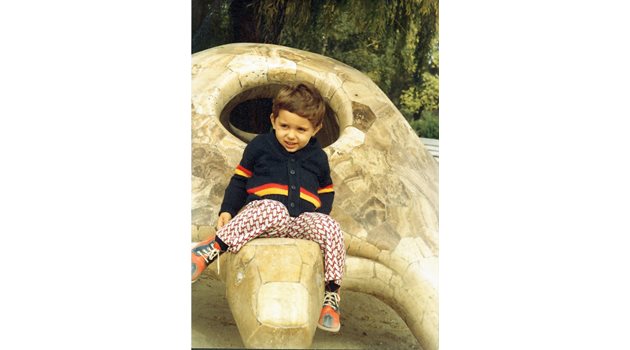 Малкият Васил на едно от емблематичните места в Борисовата градина - костенурката в детския кът.
СНИМКА: ЛИЧЕН АРХИВ