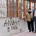 Федякяр Хасан (вляво) показва обидния надпис, който заварил сутринта на входа на Джумая джамия в Пловдив.
