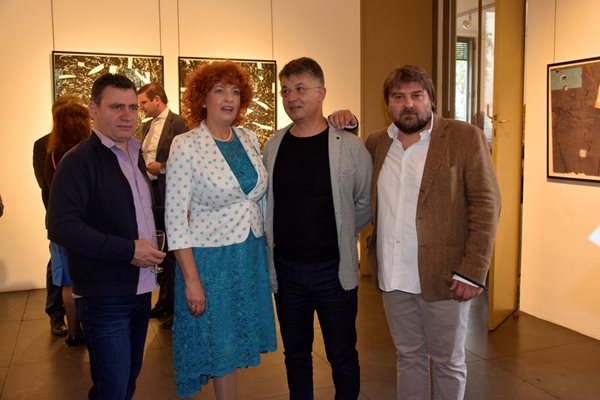 (От дясно на ляво) Деян Вълков, Людмил Георгиев, неговата съпруга Мариела Гачевска и Димитър Петров на изложбата в “Дом Витгенщайн”