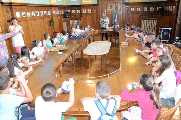 Децата седнаха в заседателната зала на общината