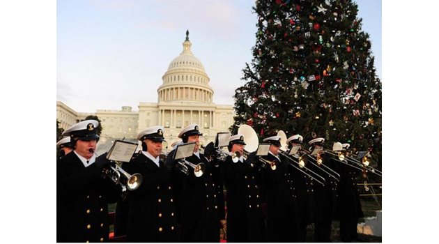Оркестър открива елхата пред Капитолия във Вашингтон.