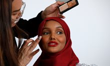 Първият модел с хиджаб покори света