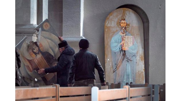 Иконата на Исус остана цяла след атентата в арменската катедрала “Свети Христос Спасител – Газанчецоц” в Шуши.