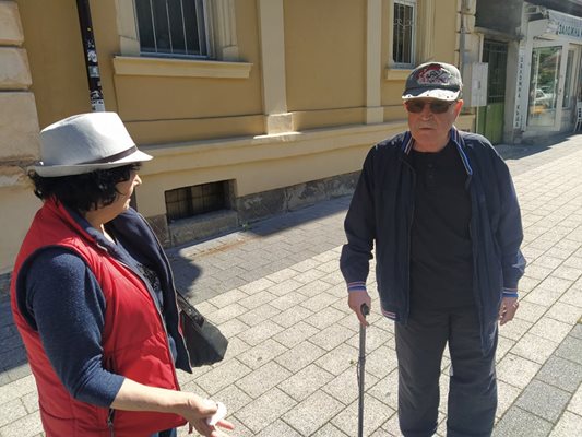 74-годишният Иван Петров и съпругата му Евгения са изумени от новите правила за паркиране.