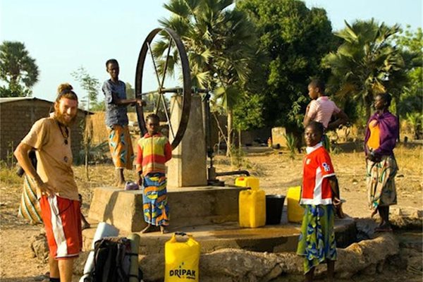 Евгени вади вода с помпа в Буркина Фасо. 
СНИМКИ: ЛИЧЕН АРХИВ