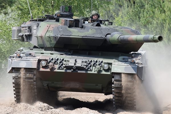 Варшава закупи чисто нови танкове “Леопард”, очаква и голяма доставка в замяна на своите съветски, които предаде на Украйна.