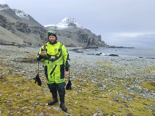 Чавдар Желев, началник отдел „Ловно стопанство“ в Югозападното държавно предприятие събра 120 проби от 15 места на Антарктида. СНИМКИ: ЮЗДП