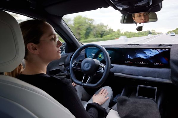 Автопилот сменя лентата с поглед на  шофьора към страничното огледало