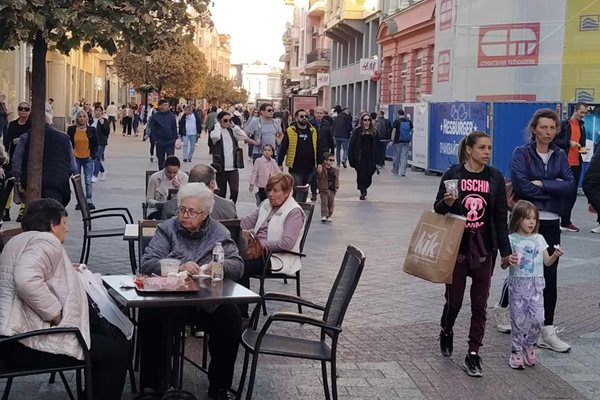 Заведенията в Пловдив са претъпкани, а по главната улица е манифестация.