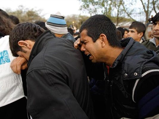 Афганистански имигранти плачат, докато френската полиция ги извежда от нелегален лагер край пристанището Кале в северната част на страната. Оттам чужденците се прехвърляли във Великобритания. Властите изравниха лагера с булдозери. 
СНИМКИ: РОЙТЕРС